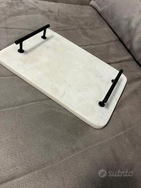 Vassoio in marmo bianco con manici neri 