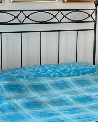 Letto matrimoniale con due comodini e materasso