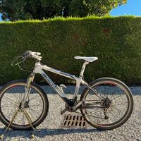 Mountain bike Scott in carbonio