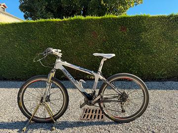 Mountain bike Scott in carbonio