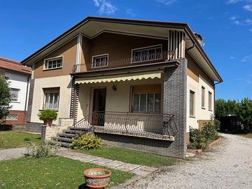 Villa con ampio giardino