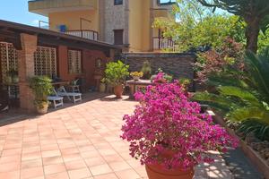 Baronissi - Villa con terrazzo e giardino
