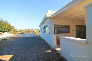 VILLA A SCHIERA A OSTUNI