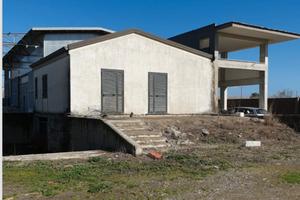 Terreno con locale artigianale-comm.le e deposito