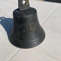 Campana antica di bronzo numerata da collezione