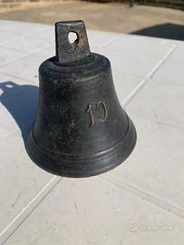 Campana antica di bronzo numerata da collezione