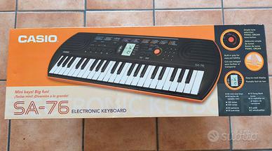 CASIO - SA-76 (Mini Tastiera Musicale)-ARANCIONE


