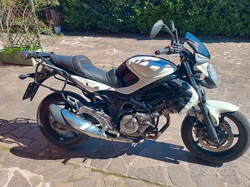 Suzuki Gladius naked 650