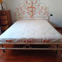 Letto in ferro battuto con rete a doghe e materass