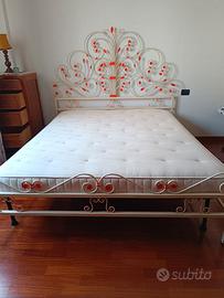 Letto in ferro battuto con rete a doghe e materass