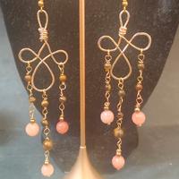 orecchini rosa e marrone
