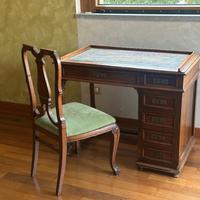 Scrivania in legno intarsiato con vetro