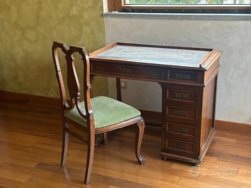 Scrivania in legno intarsiato con vetro