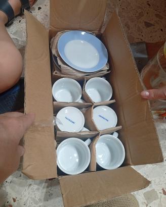 set di 6 tazzine,6 piattini, zuccheriera e teiera 