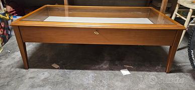 Tavolino mostra oggetti legno vetro e tessuto