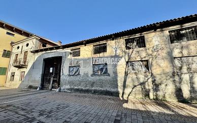 Cascina semindipendente con possibilità di edifica