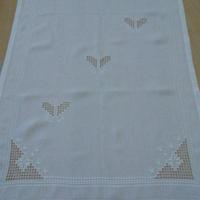 Tenda ricamata a mano su lino
