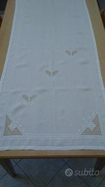 Tenda ricamata a mano su lino