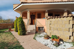 Villa angolare in quartiere residenziale - tre liv