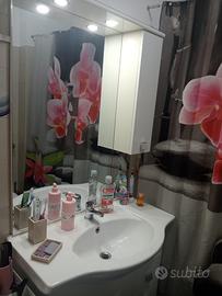 Lavandino con specchiera e cassetti