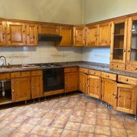 cucina classica in pino con piano in marmo
