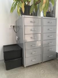 Due mobili con cassetti metallo