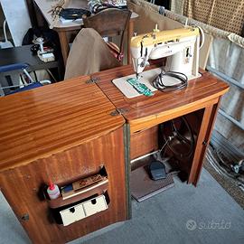 Macchina da cucire Singer bianca con mobile radica