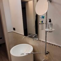 Lavandino con specchietto portasapone e portaspozz