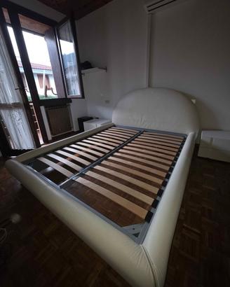 letto matrimoniale in pelle bianca 