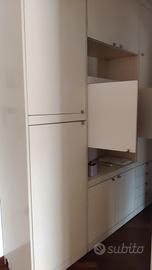 Mobile a parete componibile in legno chiaro 