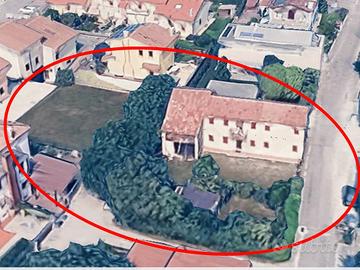 Rustico e lotto edificabile adiacente a Paese