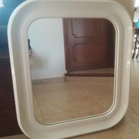 Specchio con cornice in ceramica bianca