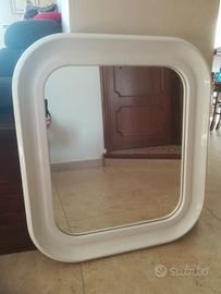 Specchio con cornice in ceramica bianca