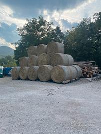 Fieno collinare di prato stabile rotoli ballette