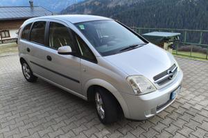 Opel Meriva 2004 con gomme inverno e cerchioni