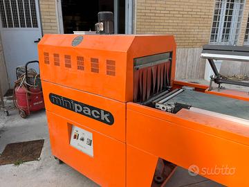 Confezionatrice con tunnel di retrazione