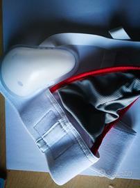 Protezione per l'inguine con coppa