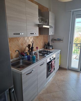 cucina completa di forno e piano cottura