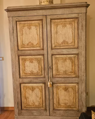 Armadio d'antiquariato, dell'Ottocento,restaurato