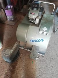 moto scopa uomo a terra