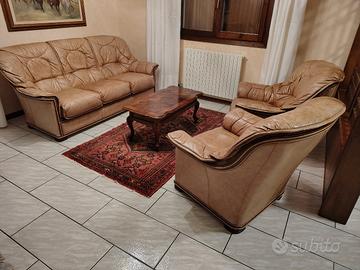 salotto in pelle stile antico vintage