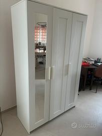 Armadio bianco con specchio