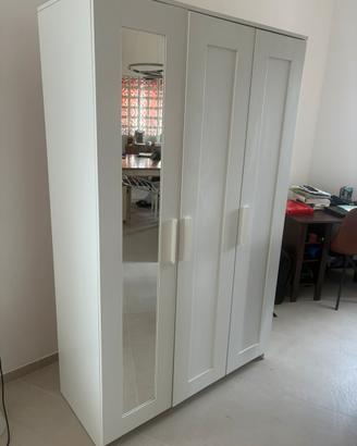 Armadio bianco con specchio