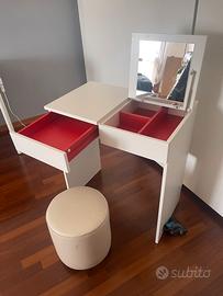 Mobile trucco e pouf