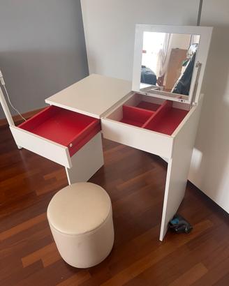 Mobile trucco e pouf
