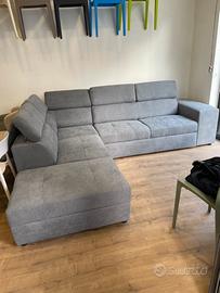 Divano contenitore con pouf estraibili