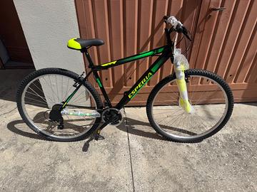 Bicicletta nuova ancora incartata