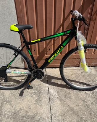 Bicicletta nuova ancora incartata
