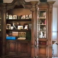 Libreria in legno stile classico con vetrinette