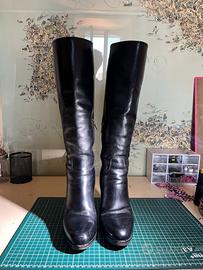 Stivali Prada pelle nera al ginocchio tacco largo